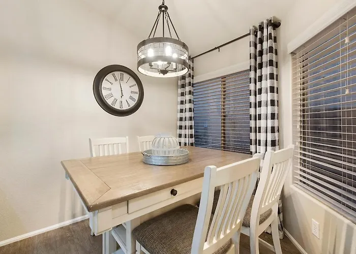 Cute 3 Bedroom With Outdoor Kitchen, Sleeps 6 Holiday home Surprise